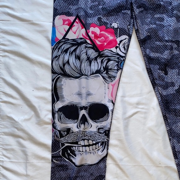 Women's Camouflage Skull Print Leggings - Picture 11 of 12